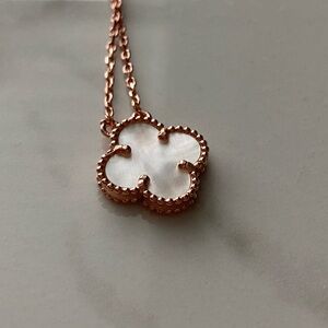 ROSE GOLD CLOVER NECKLACE WITH PEARL STONE